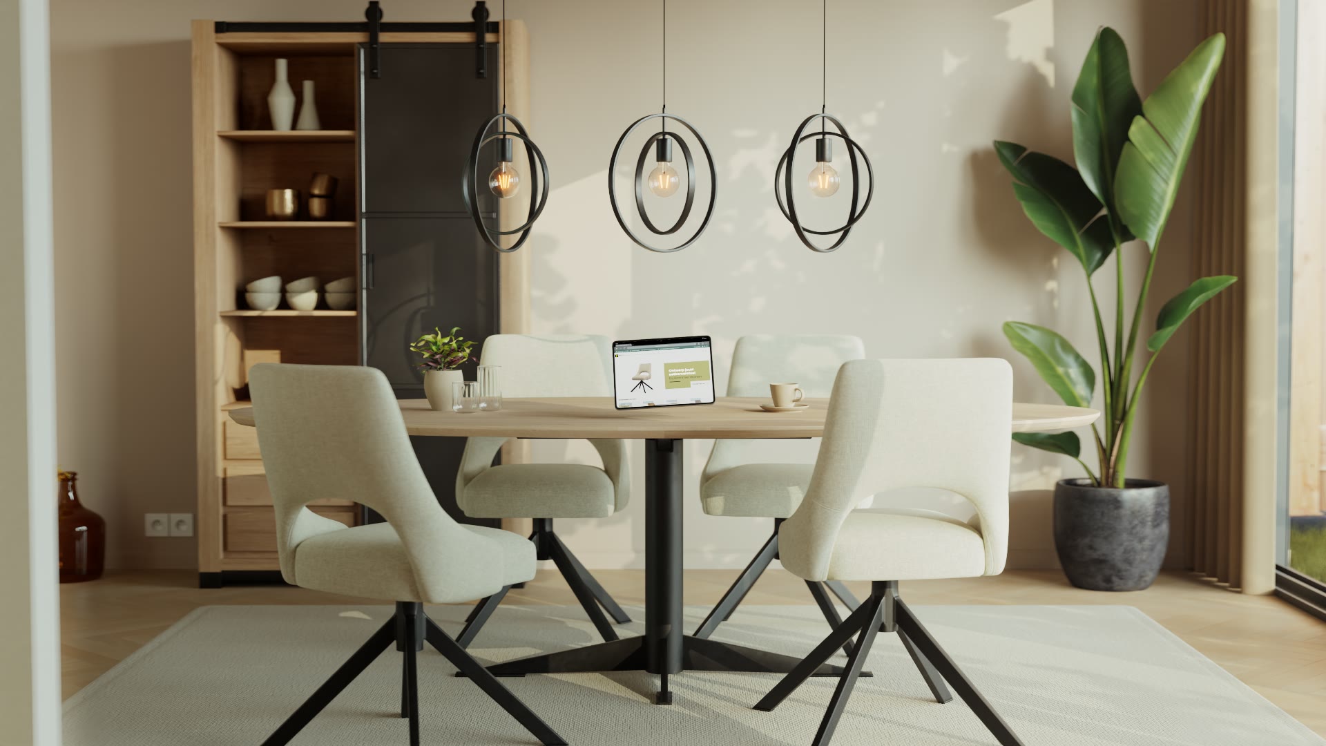 Een eetkamer met lichte stoelen en een laptop op de ronde tafel.