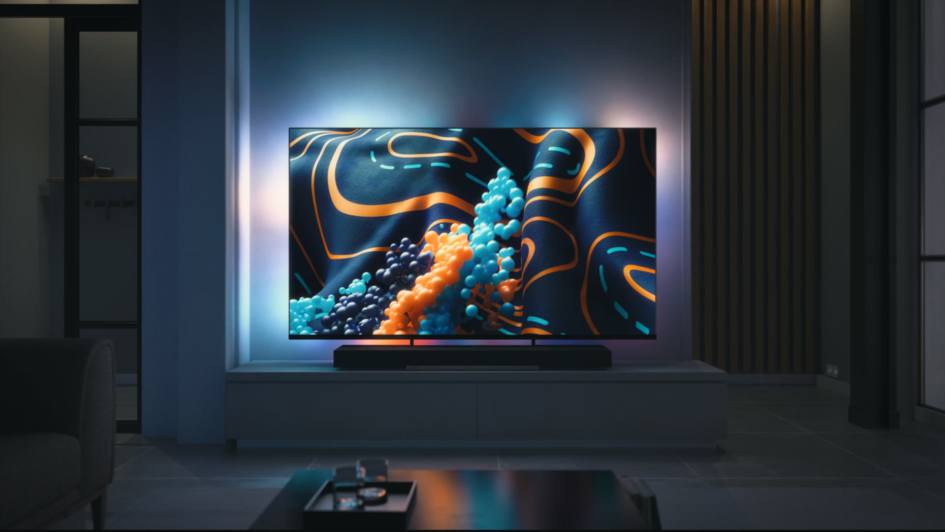 De televisie aan in een donkere kamer, met licht rond het scherm.