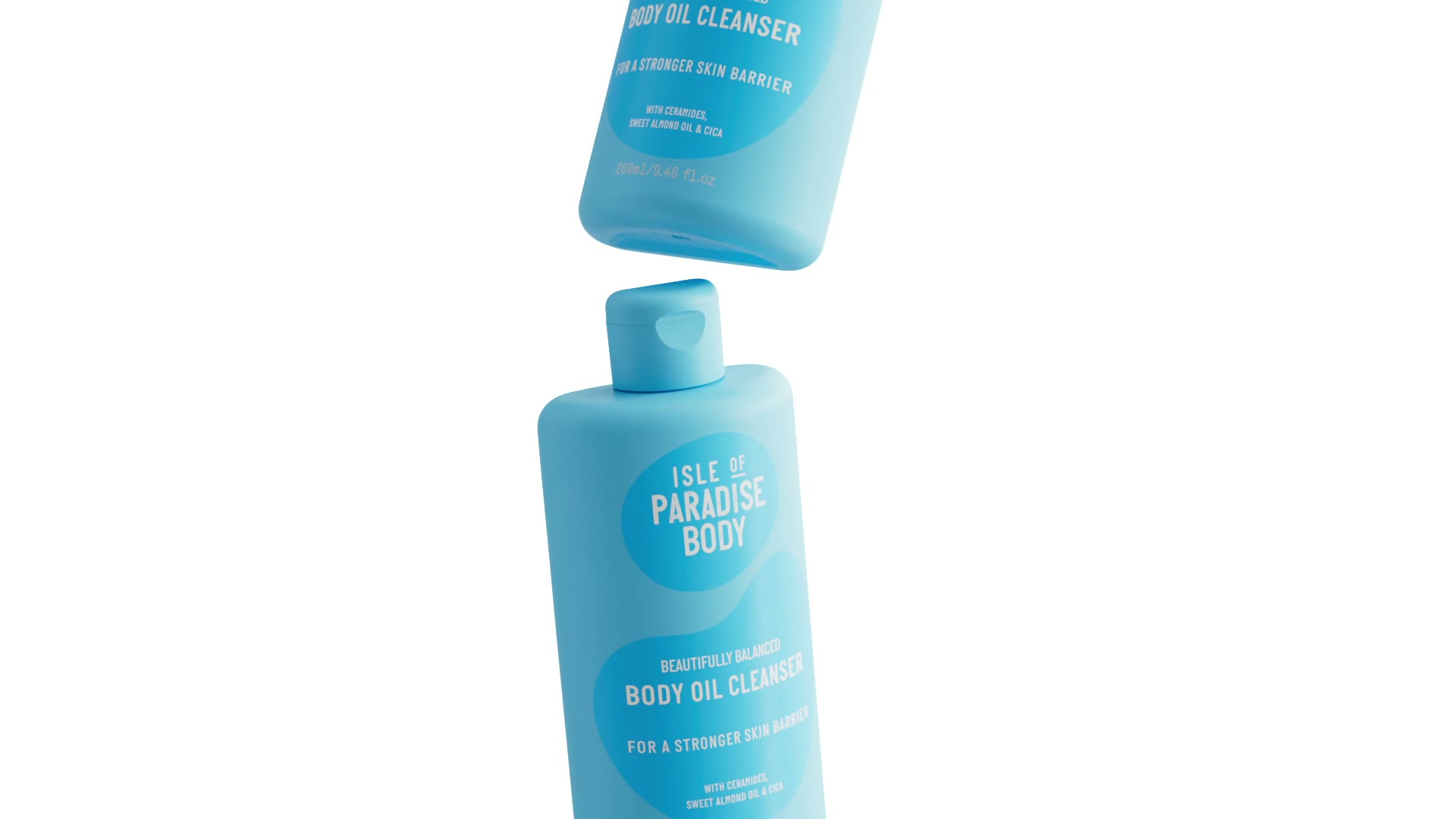 Een fles reinigingsolie balanceert op een pot body butter.